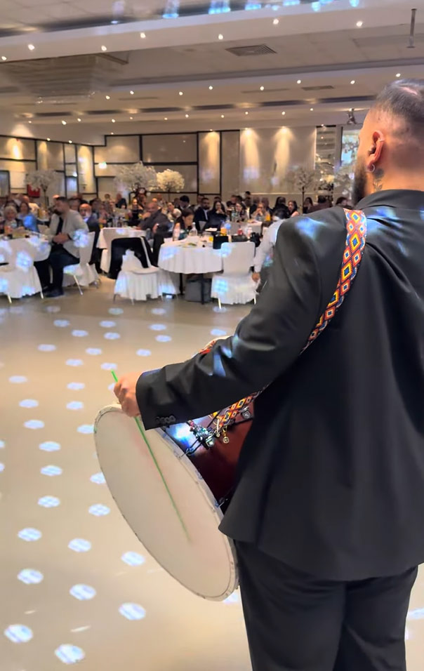 Etkinlik akışınızı sadeleştiren paketler sunarız: kısa karşılama, merasim eşliği ve geniş eğlence seti. Seçtiğiniz paket, mekânın kurallarına ve misafir profilinize göre uyarlanır. Böylece müzik doğru anlarda yükselir, gereksiz uzamaz, tempo dengede kalır. İstanbul içi ulaşım ve kurulum planı da pakete dâhil edilerek başta yazılı netleştirilir.